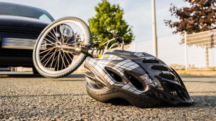 Rennradfahrer kracht gegen Auto und wird verletzt