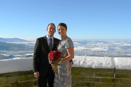 Besonderer Tag, besonderer Ort, phantastische Aussicht: Sarah und Michael Graw heirateten gestern auf der Burg.  Foto: Hanauer