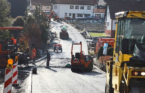 Rechtzeitig vor dem Winter ist die Tragdeckschicht in der Carl-Härdtner-Straße fertig geworden. Foto: Herzog Foto: Schwarzwälder-Bote