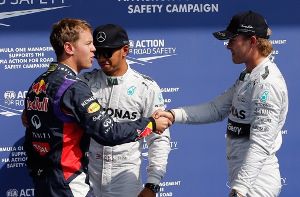 Am Sonntag startet Nico Rosberg (rechts) in Spa als erster ins Rennen. Danach folgen sein Teamkollege Lewis Hamilton (Mitte) und Sebastian Vettel. Foto: dpa