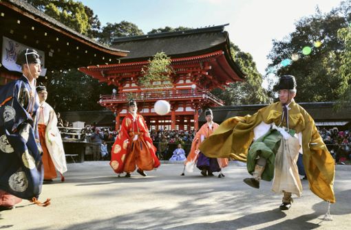 In Japan wird  seit dem sechsten  Jahrhundert Kemari gespielt, die Ursprünge des Fußballs sind jedoch noch älter. Foto: Imago/Kyodo News