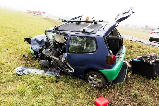 Der VW Polo des 24-Jährigen wurde durch den Aufprall stark zerstört. Der Fahrer überlebte den Unfall auf der Kreisstraße 1015 zwischen Renningen und Malmsheim nicht. Foto: www.7aktuell.de | Christoph Ziegler