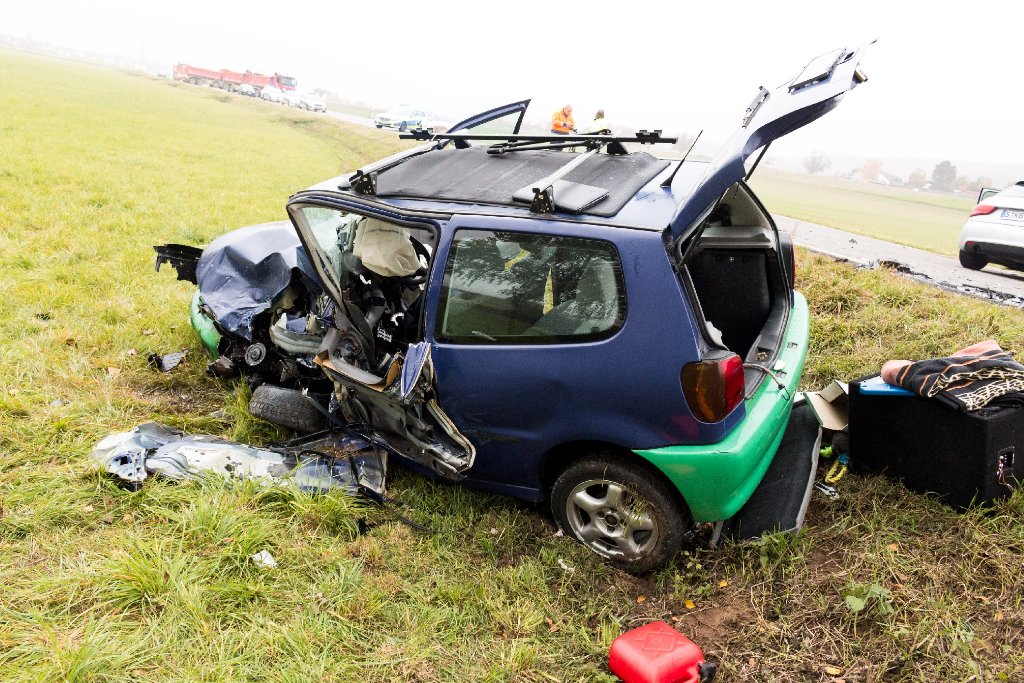 Der VW Polo des 24-Jährigen wurde durch den Aufprall stark zerstört. Der Fahrer überlebte den Unfall auf der Kreisstraße 1015 zwischen Renningen und Malmsheim nicht.