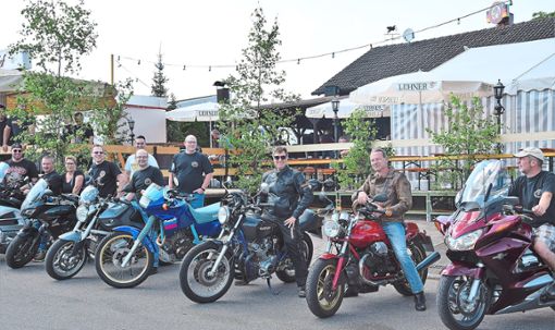In Reih und Glied stehen die Maschinen und ihre Fahrer. Viele Biker kamen am Wochenende zum Fest des Geislinger Motorradclubs.  Foto: Schreiber