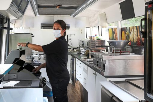 Zwar trägt auch sie das Maultäschle, doch für die, die sie kennen, ist es offensichtlich: Sandra Heiliger, eine Zeit lang Betreiberin des Kiosks im Waldsportbad, kocht in der bestens  ausgestatteten Küche für ihre Fahrgäste im Foodbus. Foto: Kommert