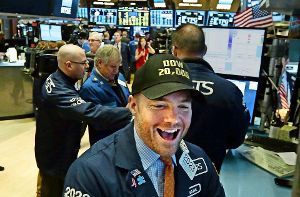 Jubel an der Wall Street. Ein Händler trägt die Rekord-Mütze. Foto: AP