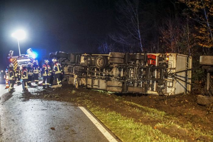Unfall bei Jettingen: Lkw stürzt einen Meter in die Tiefe - Landesstraße über Stunden gesperrt