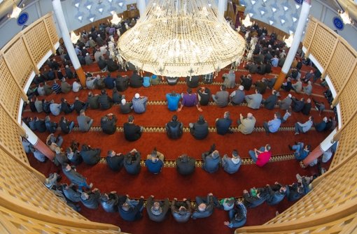 Gläubige beten in Mannheim in der Yavuz Sultan Selim Moschee während des Freitagsgebets. (Archivbild) Foto: dpa