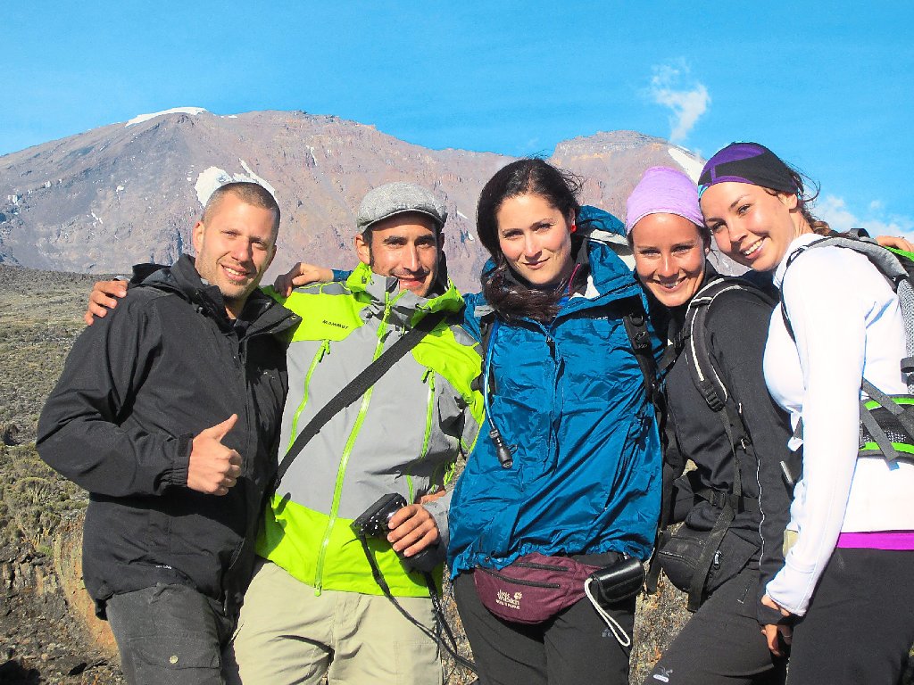 Bianca und Jennifer Lachenmann (Erste und Zweite von rechts) erklommen den  Kilimanjaro in einer Fünfergruppe. Mit 5895 Metern  Höhe ist er nicht nur Afrikas höchster Gipfel, sondern auch der höchste frei stehende Berg der Erde.  Fotos: privat