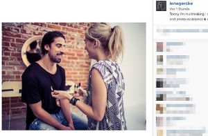 Sami Khedira und Lena Gercke zeigen sich glücklich bei einem Foto-Shooting auf Instagram.  Foto: instagram.com/lenagercke