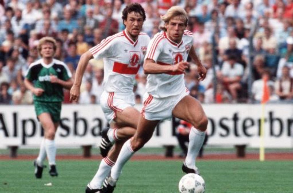 Waren das Zeiten, als Jürgen Klinsmann noch für den VfB Stuttgart stürmte. Jetzt war sein Sohn Jonathan beim Schnuppertraining bei den Roten. Foto: Pressefoto Baumann