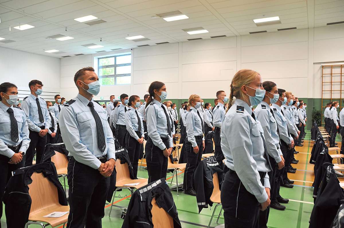 Die Polizeikommissaranwärter sangen bei ihrer feierlichen Vereidigung gemeinsam die Nationalhymne.
