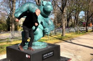 Der Cartoonist Philippe Geluck präsentiert eine ausgewöhnliche Ausstellung. Er zeigt zwanzig Bronzefiguren seiner bekannten Katze „Le Chat“ auf den Champs-Élysées in Paris. Foto: Krohn/Krohn