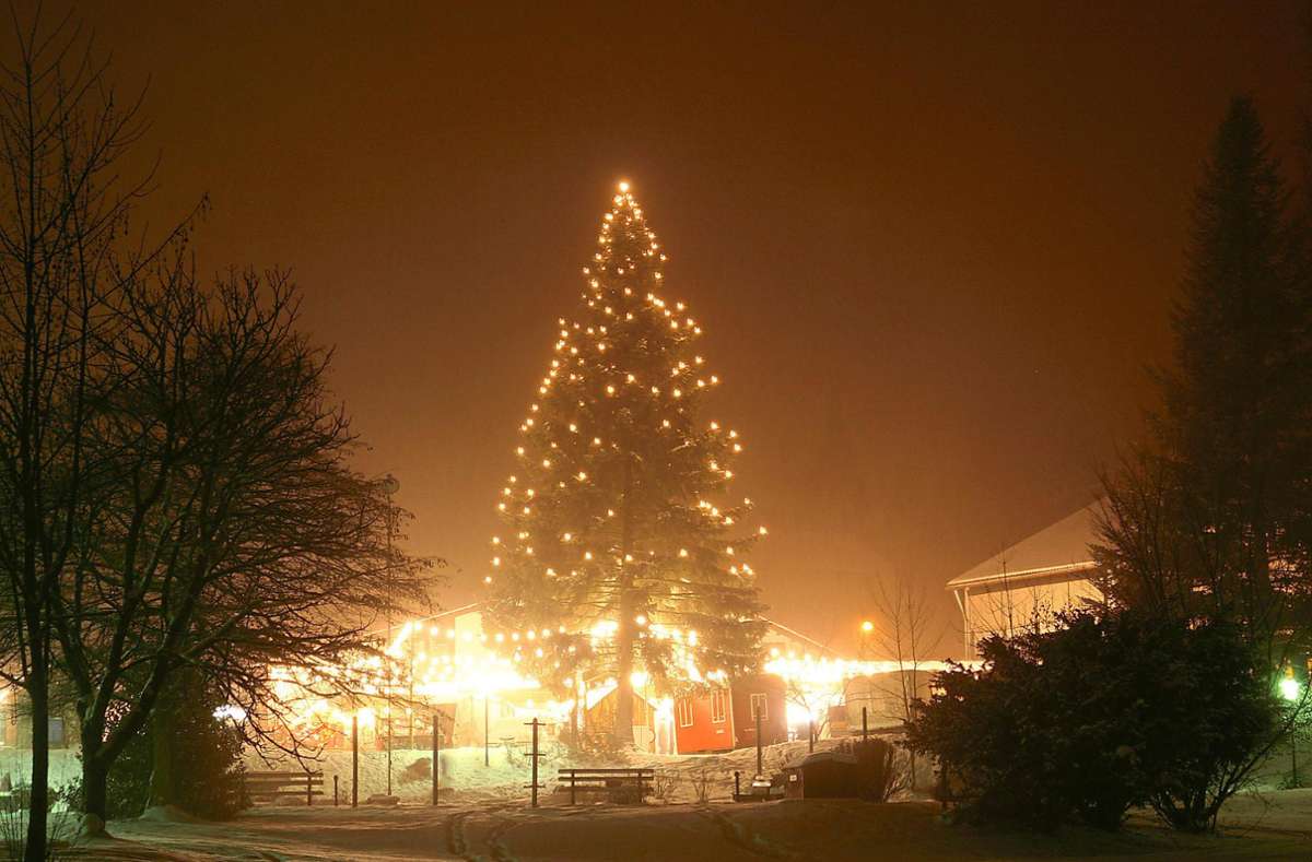 Auf einen geschmückten Weihnachtsbaum will man in Enzklösterle nicht verzichten. Foto: Tourist-Info Enzklösterle