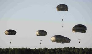 Die US-Army könnte das Absetzgelände bei Haiterbach nutzen, um Fallschirmspringer abzusetzen. Dabei dürfen sie sehr tief fliegen. (Symbolfoto) Foto: Kulbis