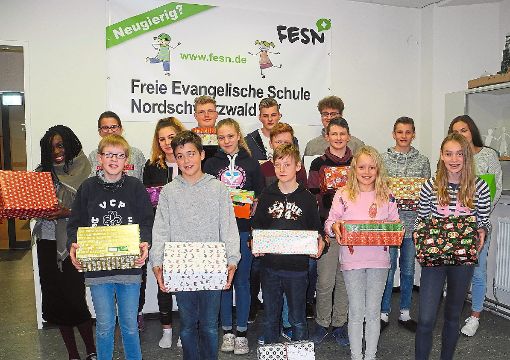 Glückliche Gesichter auch bei den schenkenden Schülern der FESN. Foto: FESN Foto: Schwarzwälder-Bote
