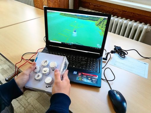 Die Teilnehmer bauten selbst Controller und programmierten ein Spiel. Foto: Strauß Foto: Schwarzwälder Bote
