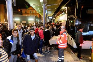 Am Donnerstagabend sind 330 Asylsuchende mit einem Sonderzug aus München in Esslingen angekommen. Die Menschen wurden mit Bussen auf mehrere Städte im Südwesten verteilt. Foto: www.7aktuell.de |