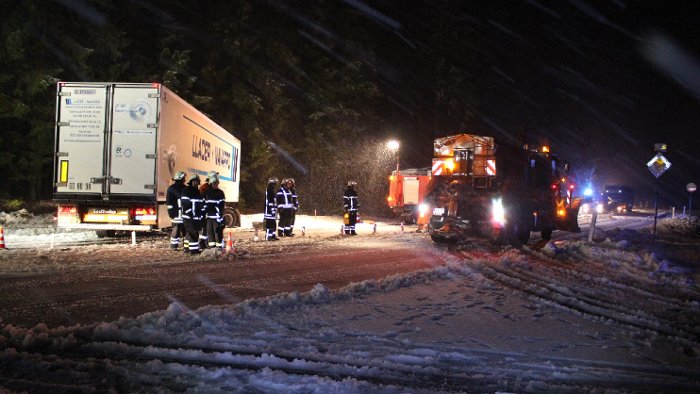 Unfall: Orangen-Lkw steckt im Schnee fest