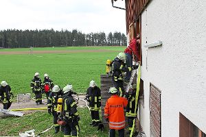 Unter Atemschutz rettet die Feuerwehr Personen aus dem Brandobjekt. Foto: Rademacher Foto: Schwarzwälder-Bote