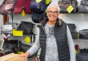 Karin Huonker stand noch im November in ihrem Lederwarengeschäft Hügel in der Unteren Hauptstraße. Nun hat sie den Kampf gegen ihre schwere Krankheit verloren. Foto: Otto