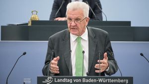 Südwest-Ministerpräsident Kretschmann warnt und lobt
