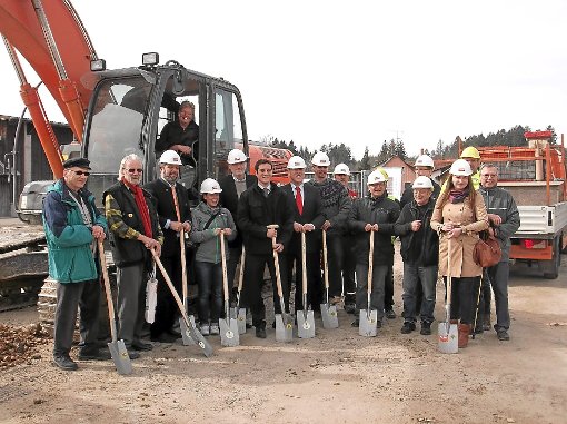 Die Projektbeteiligen freuen sich, dass die Arbeiten zum Nahwärmenetz in Bonndorf begonnen haben.. Foto: Bächle Foto: Schwarzwälder-Bote