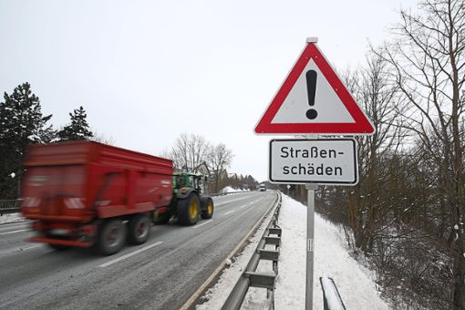 In Villingen-Schwenningen gibt es zahlreiche Straßenschäden, hier die B 33.  Daher stehen viele Sanierungen an.  Foto: Eich Foto: Schwarzwälder Bote