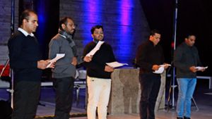 Priester aus Indien und Tansania präsentieren ihre Lieder