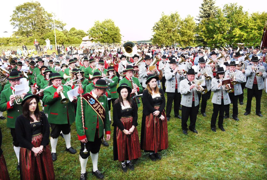 Ein gewaltiger Anblick: Zum Abschluss des ersten Festzuges der Musikkapelle Benzingen hat sich ein Massenchor mit den Gästen aus Marienkirchen formiert.