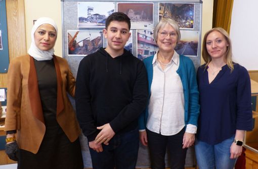Fatima Sankr, Nuri, Anne Tulke und Elisa Alber am Spendentag für Erdbebenopfer in Syrien und der Türkei. Foto: Susanne Conzelmann/Conzelmann