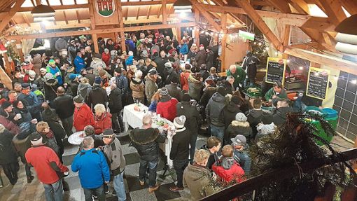 Am Abend platzt der Mühlentreff beim Weihnachtsmarkt  in Unterkirnach fast aus allen Nähten.Fotos: Schimkat Foto: Schwarzwälder Bote