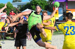 Bei den Aldner Beach Days – hier eine Szene vom Firmenturnier 2019 – werden auch in diesem Jahr etwa 200 Beachhandball-Mannschaften in mehreren Wettbewerben teilnehmen. Foto: Wendling