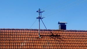 Stromleitungen kommen zunehmend vom Dach unter die Erde. Das soll die Netzstabilität verbessern. Foto: Roland Beiter