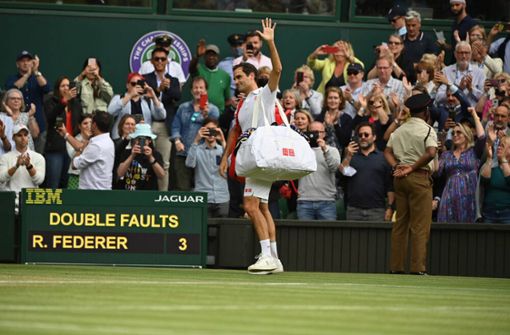 Roger Federer verabschiedet sich von den Fans in Wimbledon. Wird er wiederkommen? Foto: Imago/Paul Zimmer