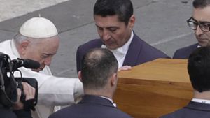 Ein Papst beerdigt einen Papst