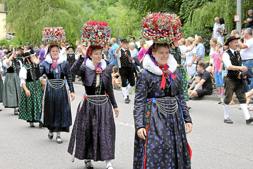 Viele der rund 1800 Festzug-Teilnehmer waren in prächtige und fantasievolle Kostüme gekleidet – so prächtige Kopfbedeckungen bildeten allerdings die Ausnahme. Foto: Geisel