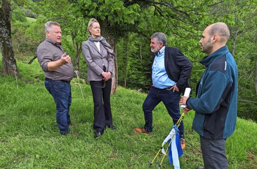 Landwirt Valentin Sonner (von links) im Gespräch mit Umweltministerin Thekla Walker, BLHV-Präsident Bernhard Bolkart Foto: Deckert