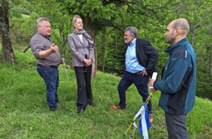 Landwirt Valentin Sonner (von links) im Gespräch mit Umweltministerin Thekla Walker, BLHV-Präsident Bernhard Bolkart Foto: Deckert