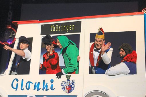Busfahrer Kevin Hirt mit seiner Reisegesellschaft Dagmar Maczey, Markus Scharbach, Michael Walther und Tino Mahler (von links). Fotos: Heinig Foto: Schwarzwälder Bote
