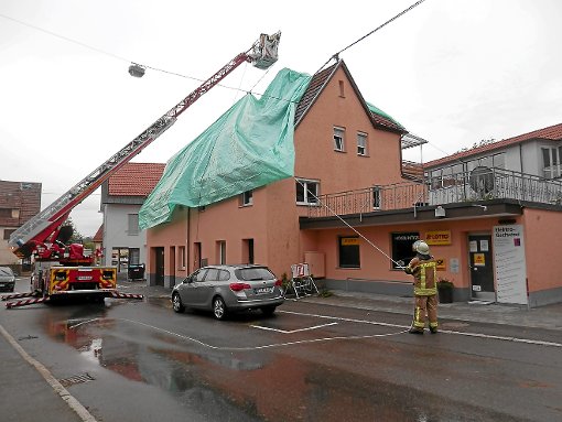 Mehrere Tage lang halfen Einsatzkräfte der Feuerwehr Villingen-Schwenningen nach dem Hagelunwetter Ende Juli in Reutlingen beim Abdecken zerstörter Dächer. Foto: Feuerwehr