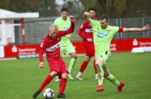 Marcel Carl versucht den Ball von Balingens Lukas Foelsch zu erobern. Der Walldorfer Kapitän erzielte in dieser Partie den Treffer zum 1:1. Foto: Kara
