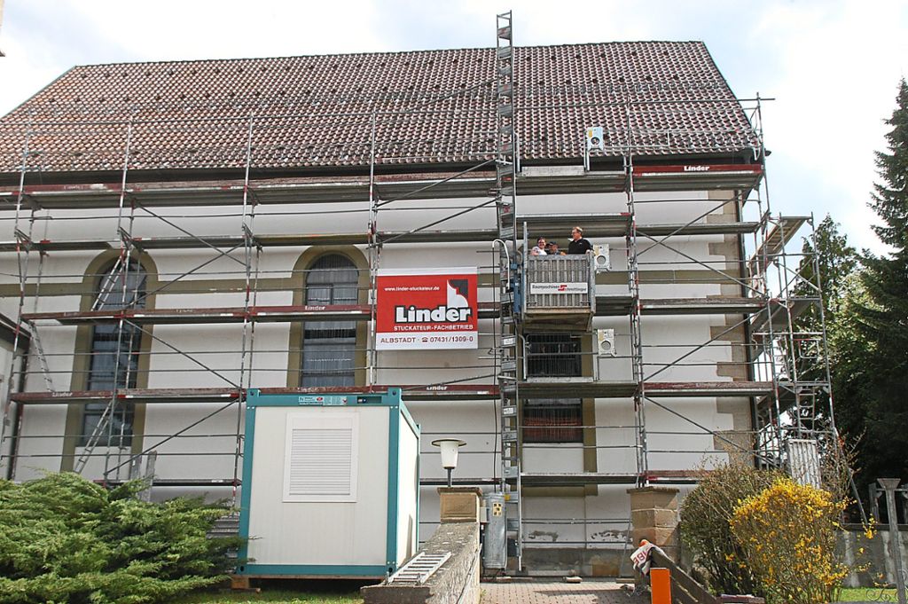Das Gerüst ist zum Auftakt der Renovierung der Kirche St. Silvester in Erlaheim aufgebaut worden. Fotos: Hertle