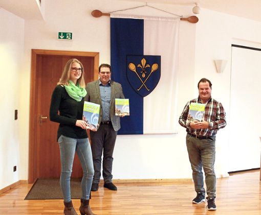 Nina Schumacher (von links), Bürgermeister Tobias Link und Gottfried Hummel  stellen das Löffinger Liederbuch vor.Foto: Bächle Foto: Schwarzwälder Bote