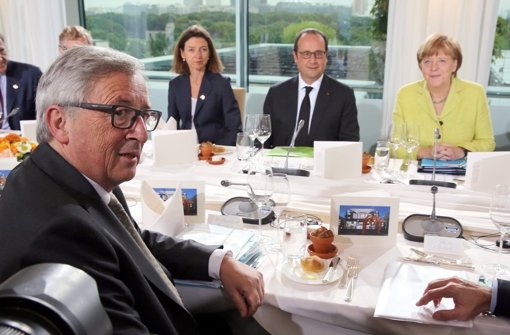 EU-Kommissionschef Jean-Claude Juncker (vorne), Kanzlerin Angela Merkel und Frankreichs Präsident François Hollande bei ihrem Treffen in Berlin. Foto: dpa