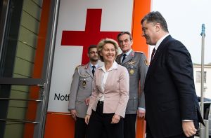 Der ukrainische Präsident Petro Poroschenko hat am Montag auch ein Bundeswehrkrankenhaus in Berlin besucht. Empfangen wurde er dort von Verteidigungsministerin Ursula von der Leyen. Foto: dpa