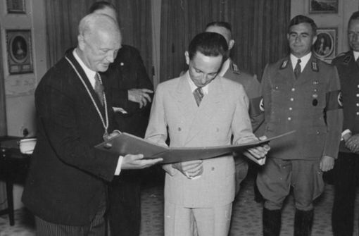 In seiner damaligen Aufgabe als Heidelberger OB überreicht Carl Neinhaus (links) im Jahr 1939 dem Propagandaminister Joseph Goebbels den Ehrenbürgerbrief der Stadt. Foto: Stadtarchiv Heidelberg