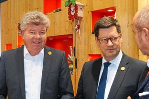 Tourismusdirektor Michael Krause (links) mit Oberbürgermeister Julian Osswald auf der CMT in Stuttgart.  Foto: Lück