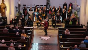 Die Friedensandacht in St. Maria mit Chor und Musikern. Foto: Ziechaus