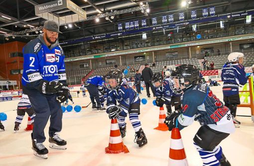 Kleine Eishockeyspieler und ihre Familien würden durch die neuen Beschlüsse geradezu abgestraft, beklagt der Sportverband. Foto: Bombardi